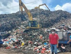 Liburan di TPA, ini yang diminta Andrei Angouw kepada operator excavator sampah