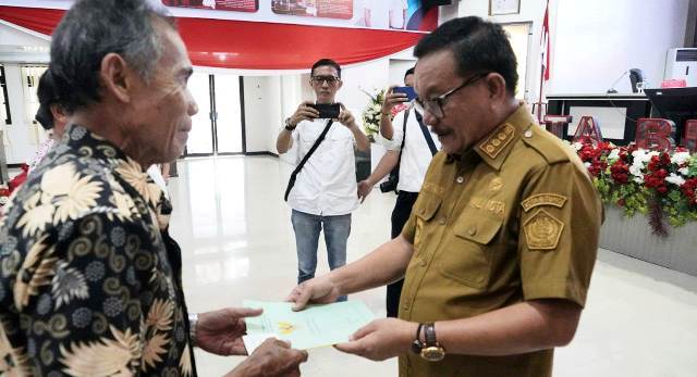 Walikota Bitung Maurits Mantiri Serahkan Sertifikat Redistribusi Tanah