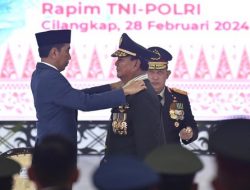 Disaksikan Para “Bintang”, Presiden Jokowi Sematkan Pangkat Bintang 4 kepada Prabowo