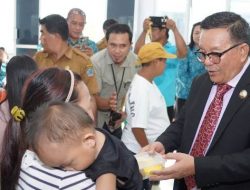 Maurits Mantiri Beri Makanan Tambahan Bagi Balita dan Ibu Hamil di Kecamatan Madidir