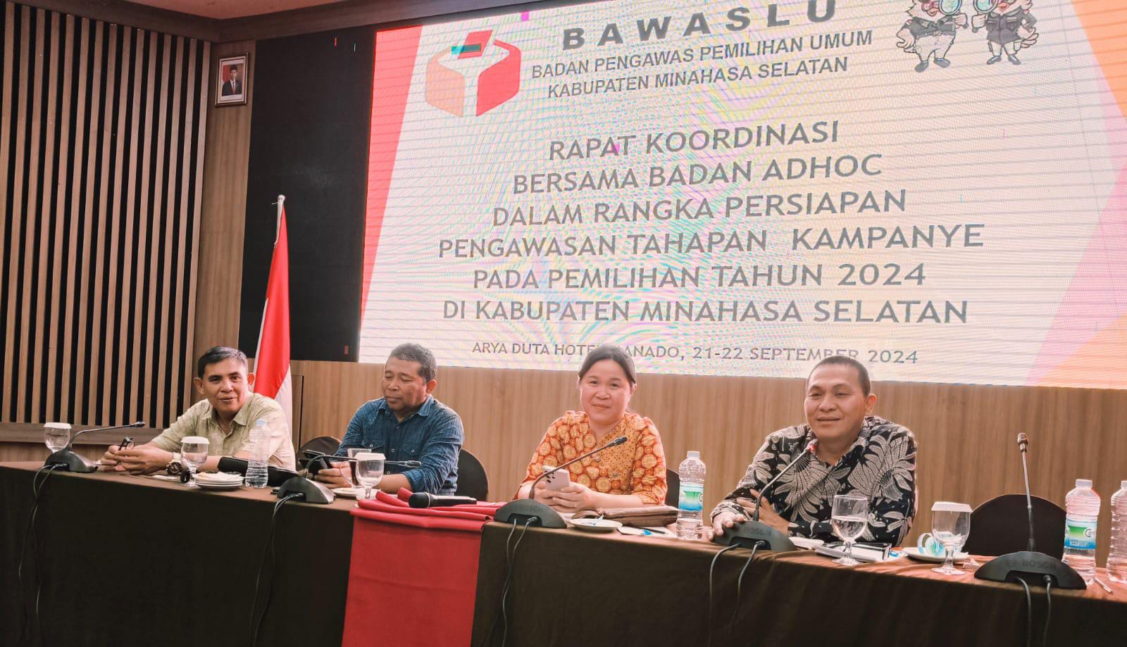 Pimpinan Bawaslu Minsel bersama korsek saat membuka rakor, Aryaduta Sabtu (21/9/2024)