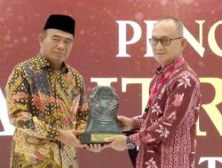 Pj Bupati Ronald Sorongan Terima Penghargaan Paritrana Award 2024