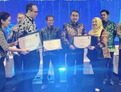 Sekda Manado Micler Lakat Terima Penghargaan Championship TP2DD 2024